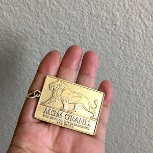 🖤Vtg MGM GRAND big charm/pendant